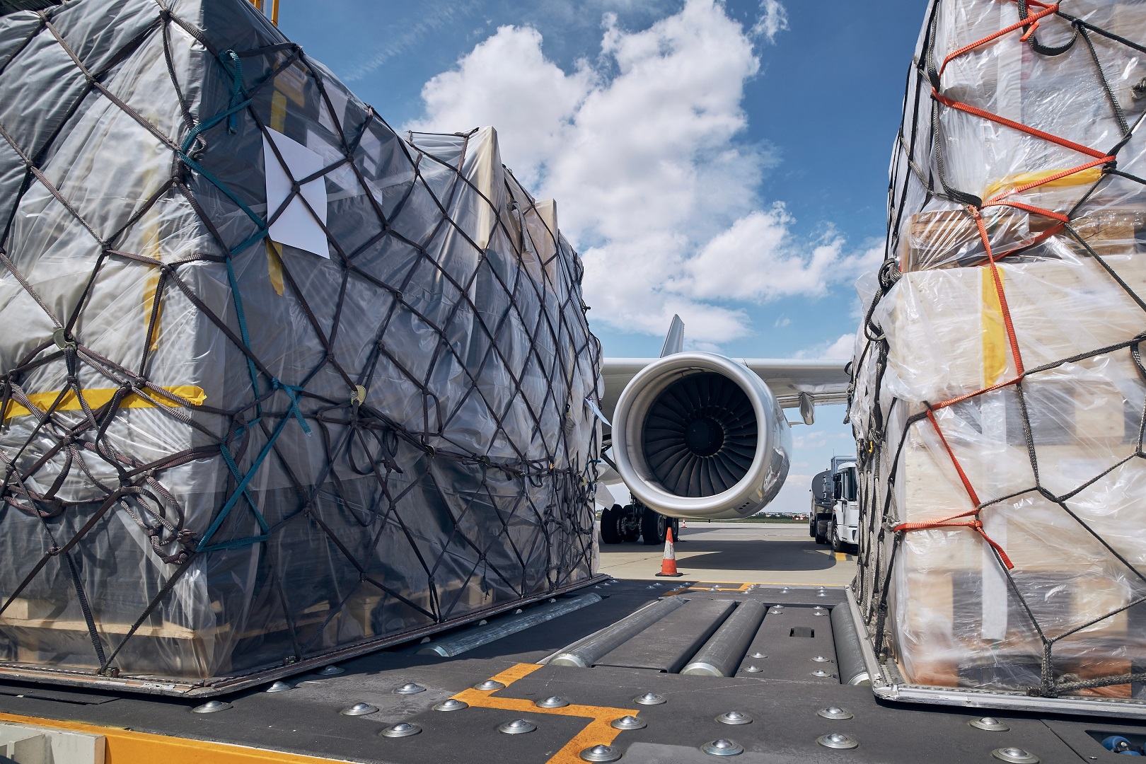 Verpackte Luftfracht beim Beladen eines Frachtflugzeugs