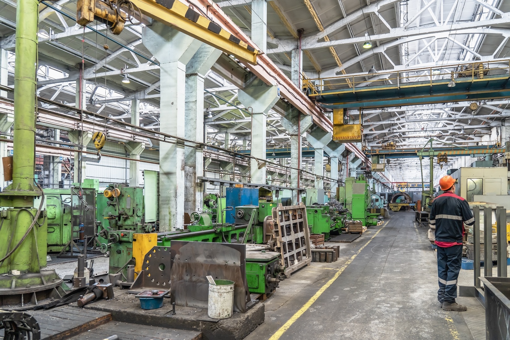 Metallwarenfabrik mit Maschinen und Drehbänken für die Metallverarbeitung