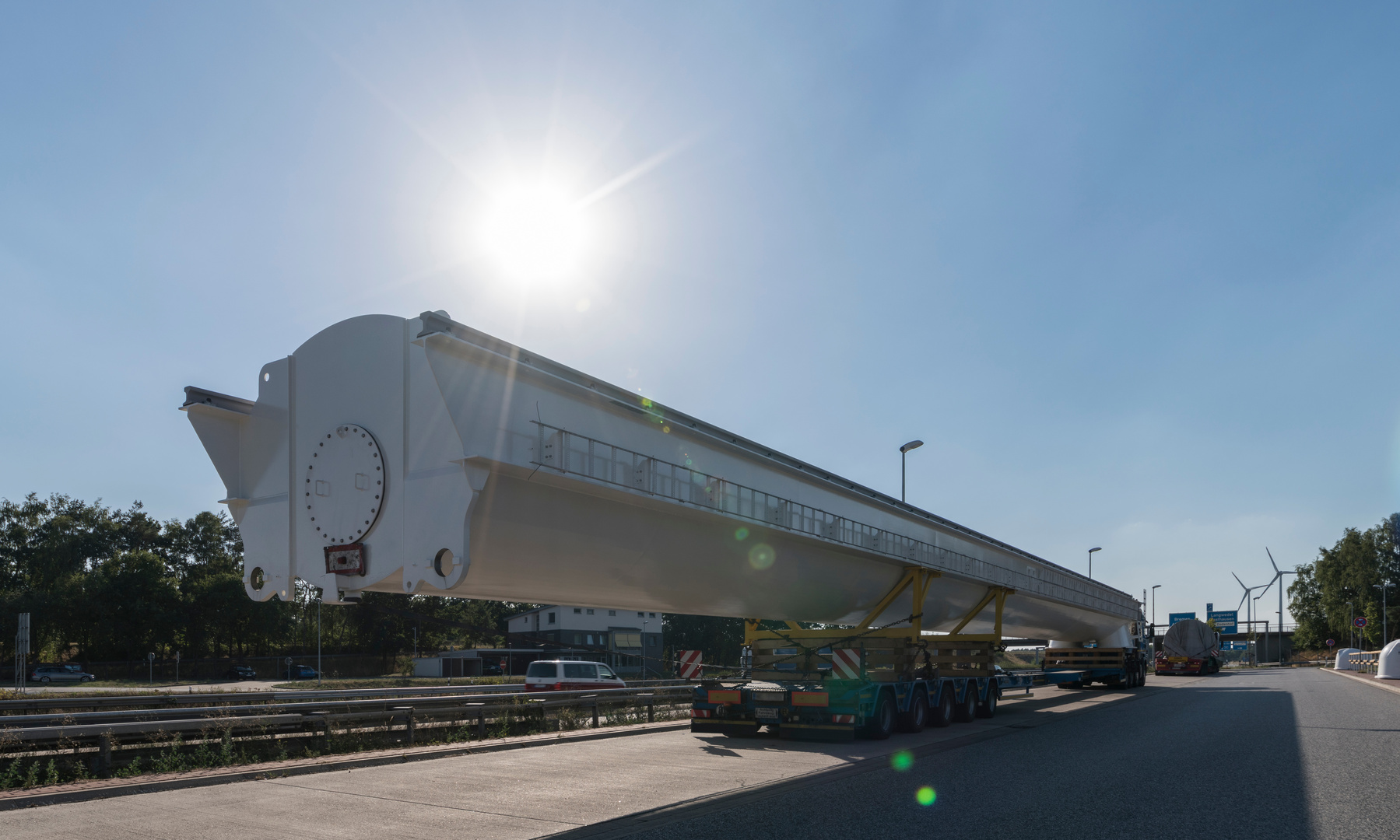 Schwertransport großer Stahlelemente auf einer Autobahn