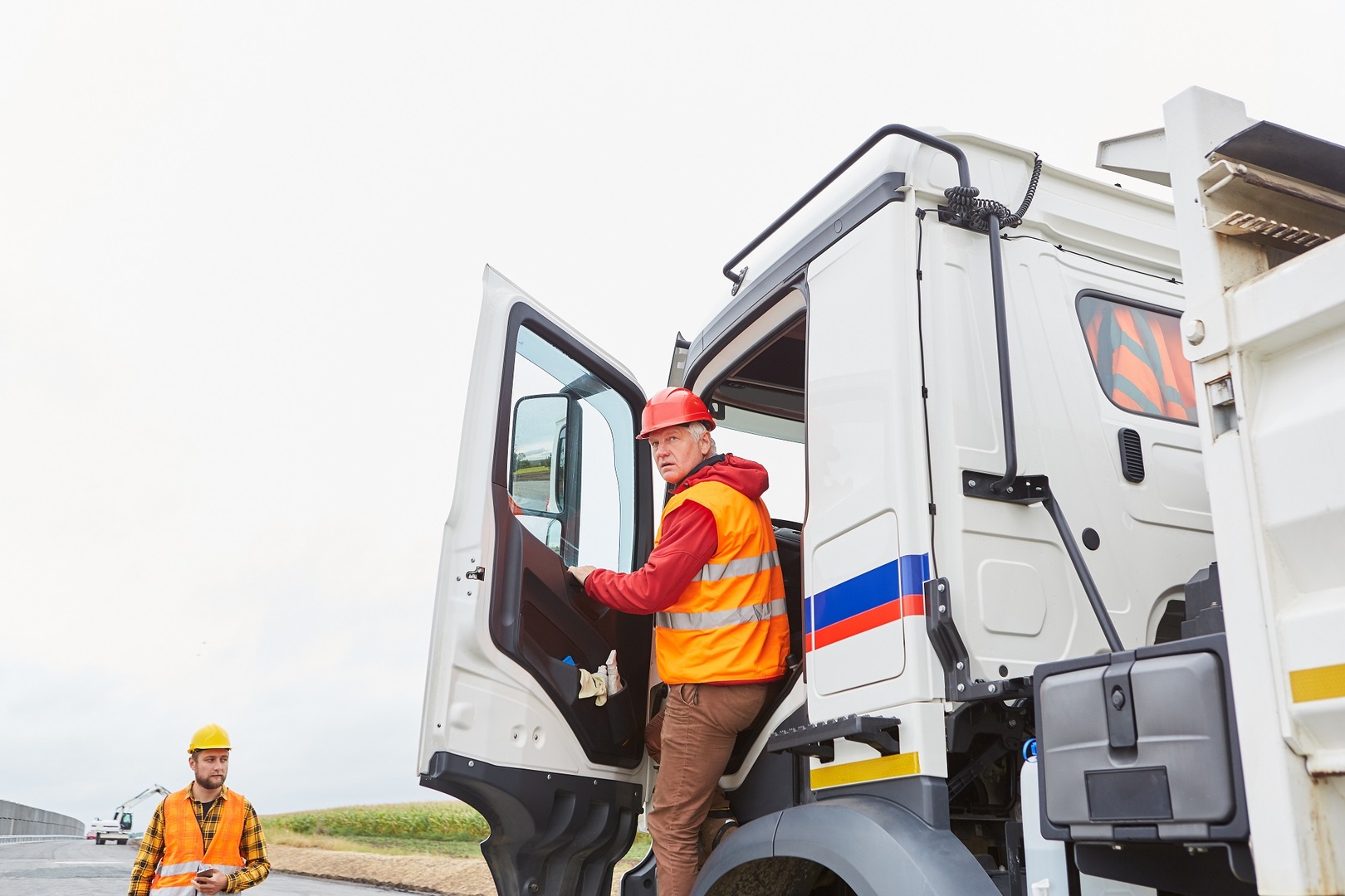 Fahrer im LKW Fahrerhaus auf der Baustelle