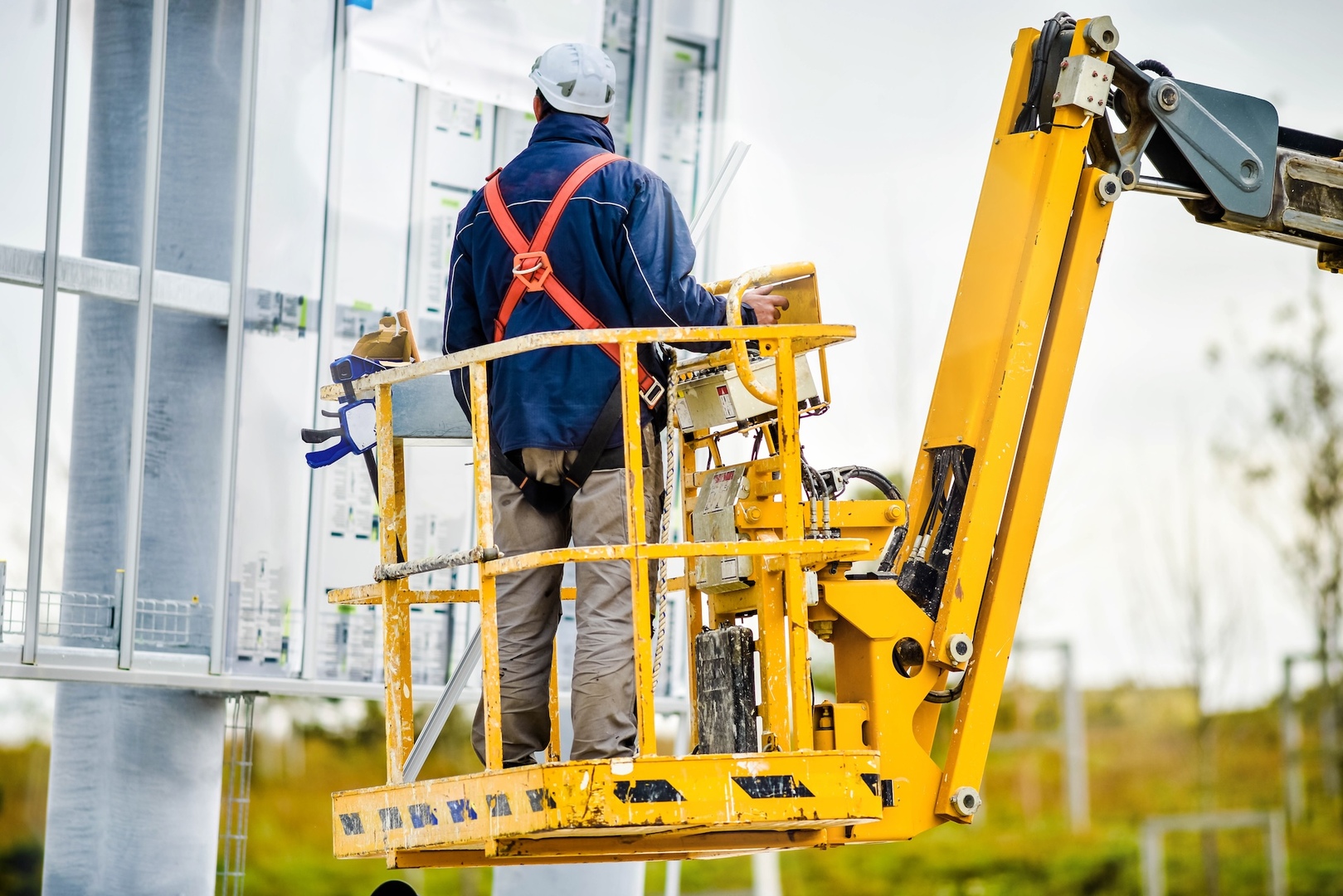 Arbeiter in einem Hubsteiger am Bedienpult